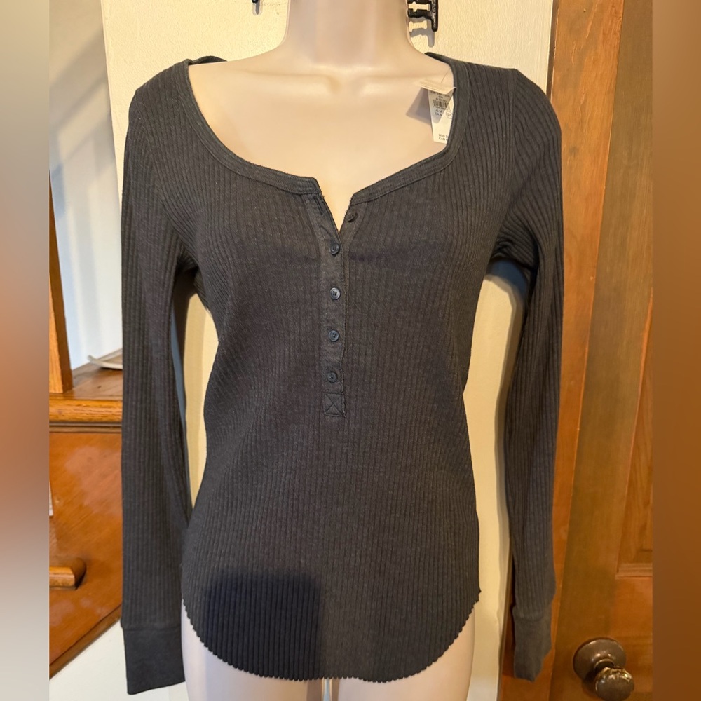 NEW Aerie Essential Ribbed Henley. Smoked gray. Size M